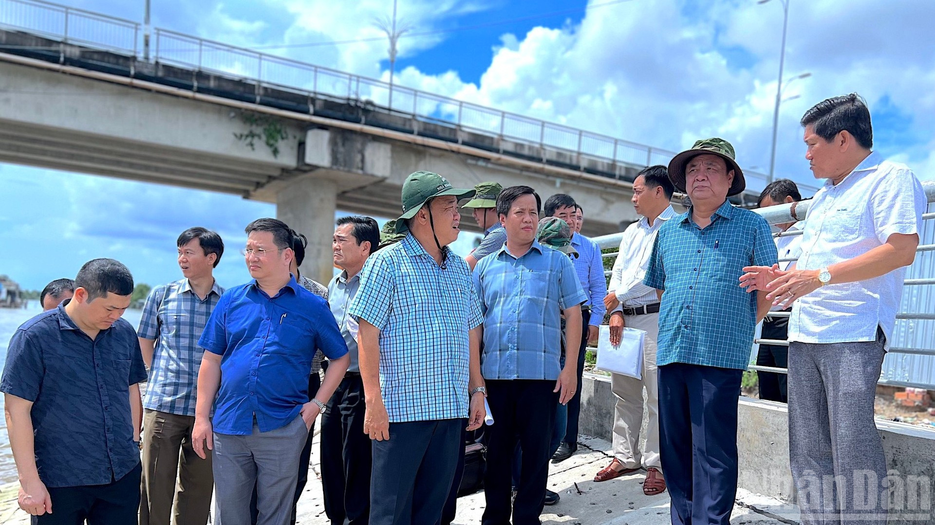 Phó Bí thư Thường trực Tỉnh ủy Cà Mau Huỳnh Quốc Việt (hàng đầu, thứ 3 từ trái qua) tháp tùng cùng đoàn công tác của Trung ương kiểm tra tình hình sạt lở ven sông Cà Mau. ndo_br_anh-11-7678.jpg
