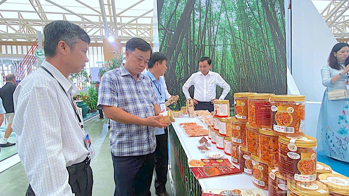 Phó Bí thư Thường trực Tỉnh ủy Cà Mau Huỳnh Quốc Việt (thứ 2 từ trái qua) tham quan không gian trưng bày đặc sản Cà Mau tại Trung tâm triển lãm Quốc gia. ndo_br_anh-10-4167-5943.jpg