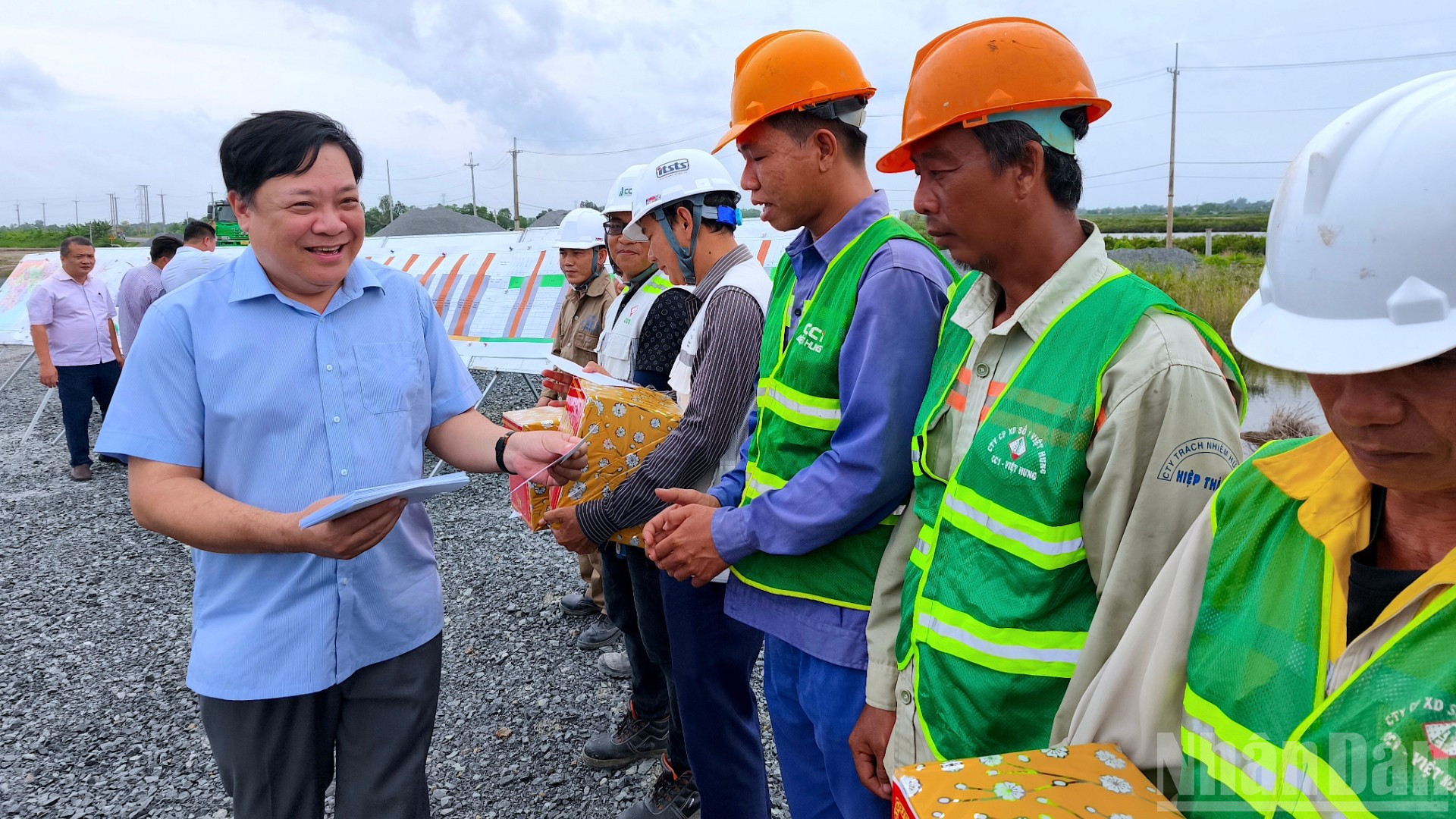 Chủ tịch Ủy ban nhân dân tỉnh Cà Mau Phạm Thành Ngại (bìa trái) tặng quà đôn đốc lực lượng thi công đẩy nhanh tiến độ cao tốc, đoạn qua địa phận tỉnh Cà Mau. ndo_br_anh-5-8825.jpg