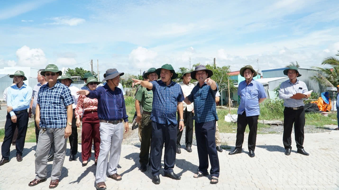 Phó Bí thư Thường trực Tỉnh ủy Cà Mau Huỳnh Quốc Việt (giữa, mang giầy) khảo sát dự án triển khai tại miền biển Sông Đốc. ndo_br_anh-3-9230-8333.jpg