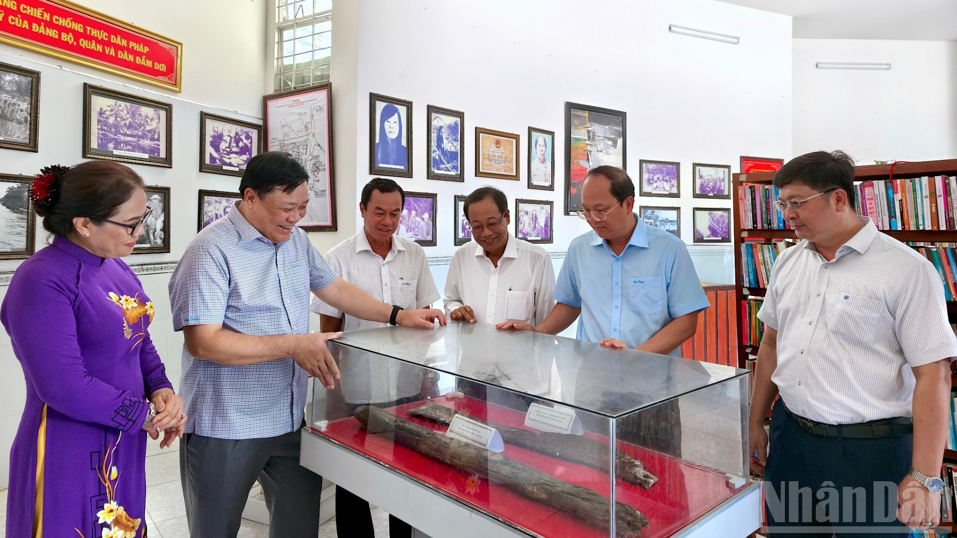 Chủ tịch Ủy ban nhân dân tỉnh Cà Mau Phạm Thành Ngại (thứ 2 từ trái qua) tham quan khu trưng bày hiện vật tại Đầm Dơi phục vụ phát triển du lịch. ndo_br_anh-7-7637.jpg