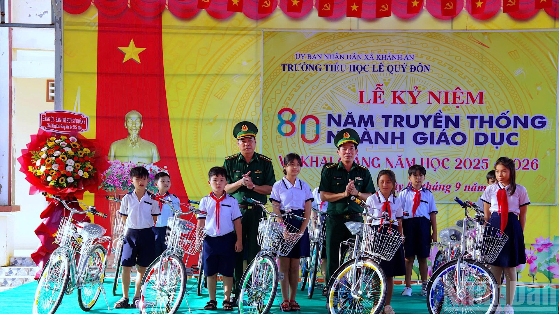 Lãnh đạo Ban Chỉ huy Bộ đội Biên phòng Cà Mau trao tặng xe đạp cho học sinh có hoàn cảnh khó khăn vùng ven biển. ndo_br_dm-23-9366.jpg