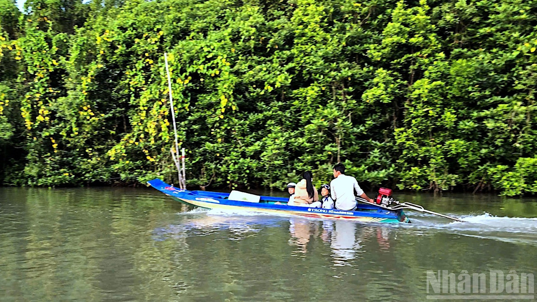 Sự chung tay, tiếp sức của cộng đồng doanh nghiệp tiếp thêm động lực cho học sinh vùng sông nước Cà Mau bám trường, bám lớp. ndo_br_dm-11-1653.jpg