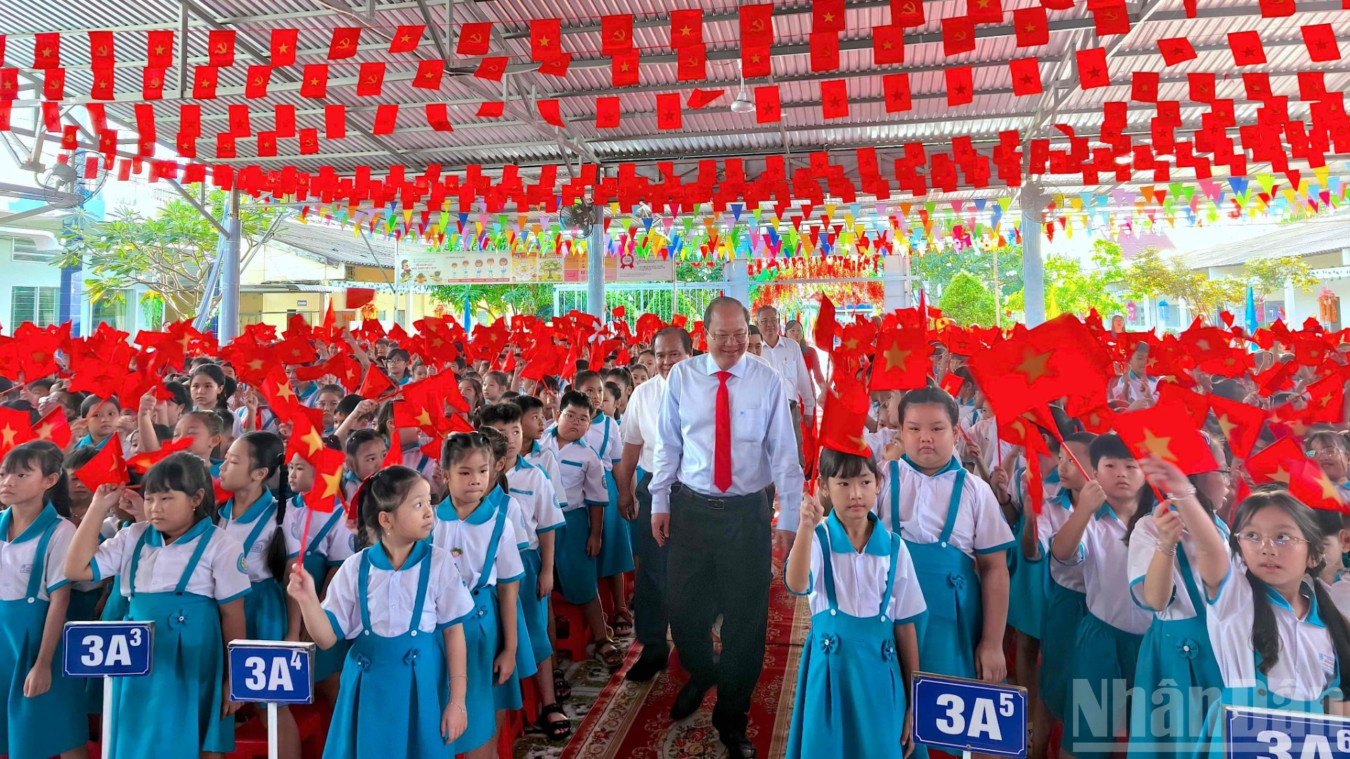 Bí thư Tỉnh ủy Cà Mau Nguyễn Hồ Hải (đi giữa) dự khai giảng năm học mới tại Trường Tiểu học Hòa Bình A (xã Hòa Bình, tỉnh Cà Mau) vào sáng 5/9. de-an-1-205-9042.jpg