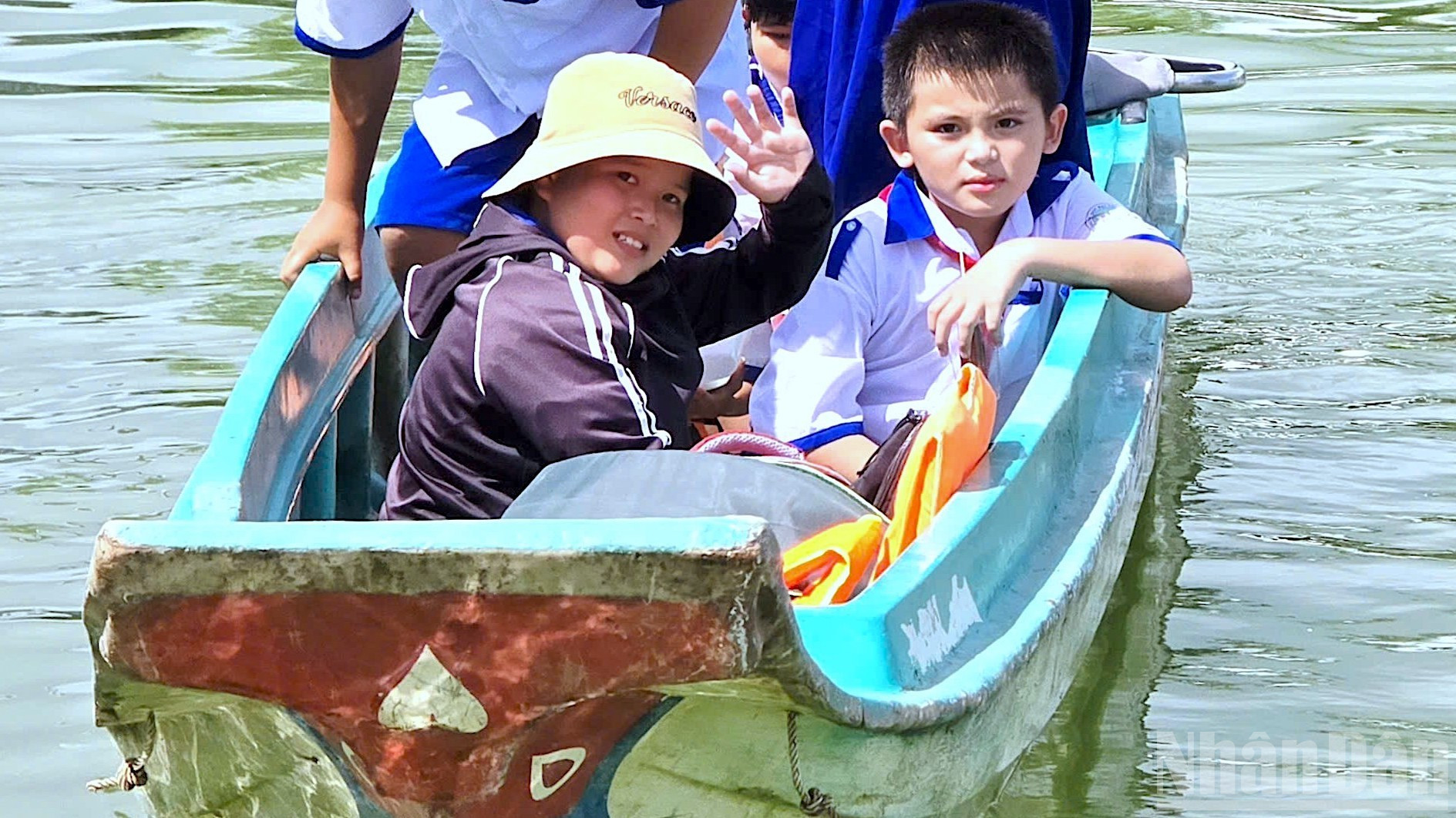Con đường đến trường của học sinh xã Đất Mũi, tỉnh Cà Mau gian nan trên những xuồng dọc ngang vùng sông nước. ndo_br_dm-1-8725.jpg