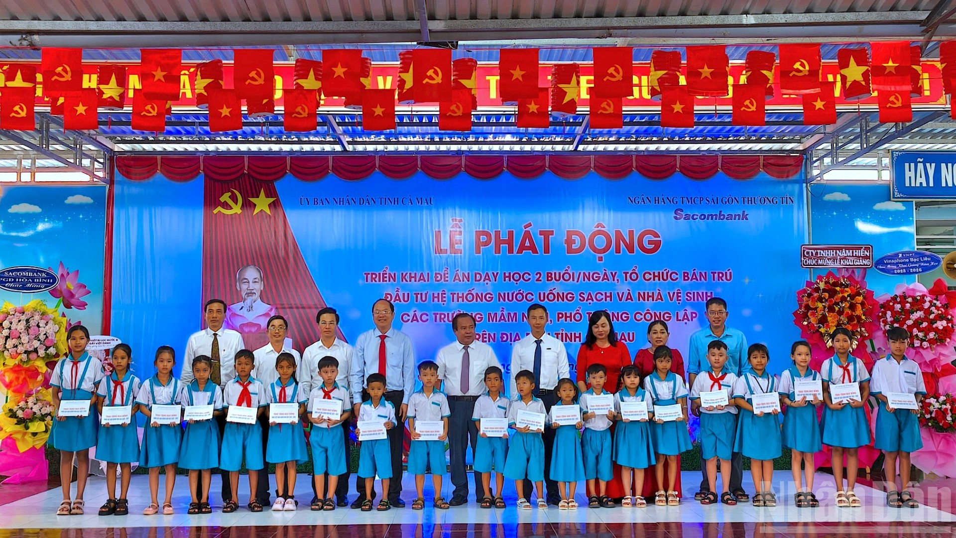 Lãnh đạo tỉnh Cà Mau tặng học bổng cho học sinh nhân dịp khai giảng năm học mới 2025-2026. ndo_br_de-an-11-8120-4414.jpg