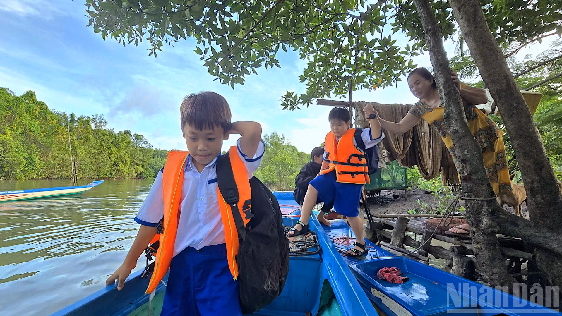 Học sinh xã Đất Mũi (tỉnh Cà Mau) dậy sớm đến trường vào ngày khai giảng năm học mới.