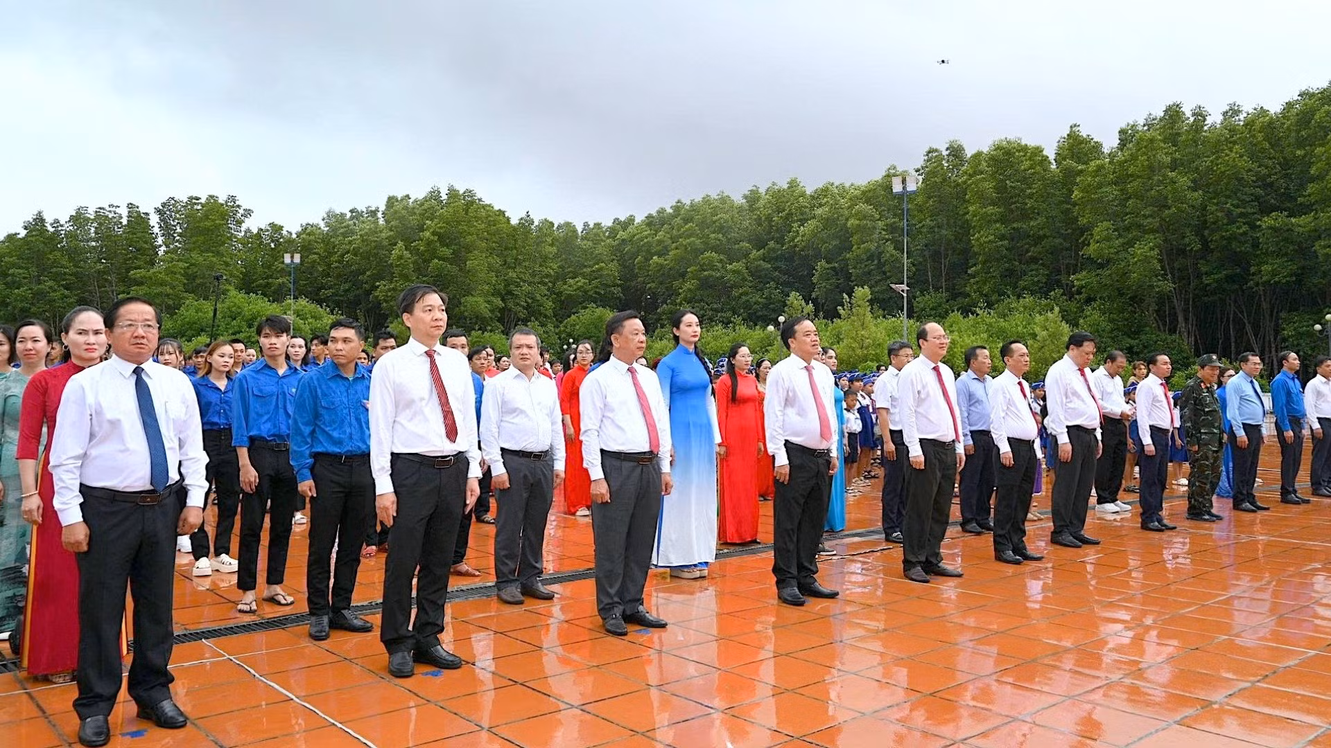 Lãnh đạo tỉnh Cà Mau cùng hơn 400 đại biểu là cán bộ, chiến sĩ, đoàn viên và học sinh... xã Đất Mũi trang nghiêm thực hiện nghi thức chào cờ.