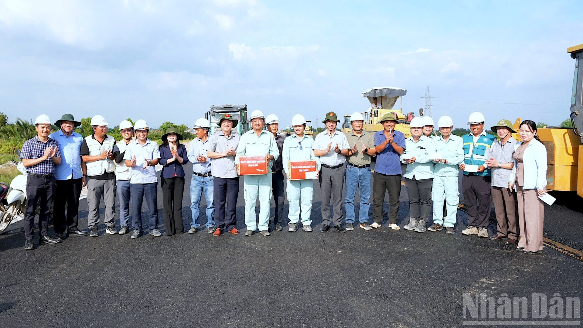 Bí thư Tỉnh ủy Nguyễn Hồ Hải và Chủ tịch Ủy ban nhân dân tỉnh Lữ Quang Ngời (cùng đội nón tai bèo có hình cờ Tổ quốc) tặng quà trên công trường cao tốc vào chiều 7/12.