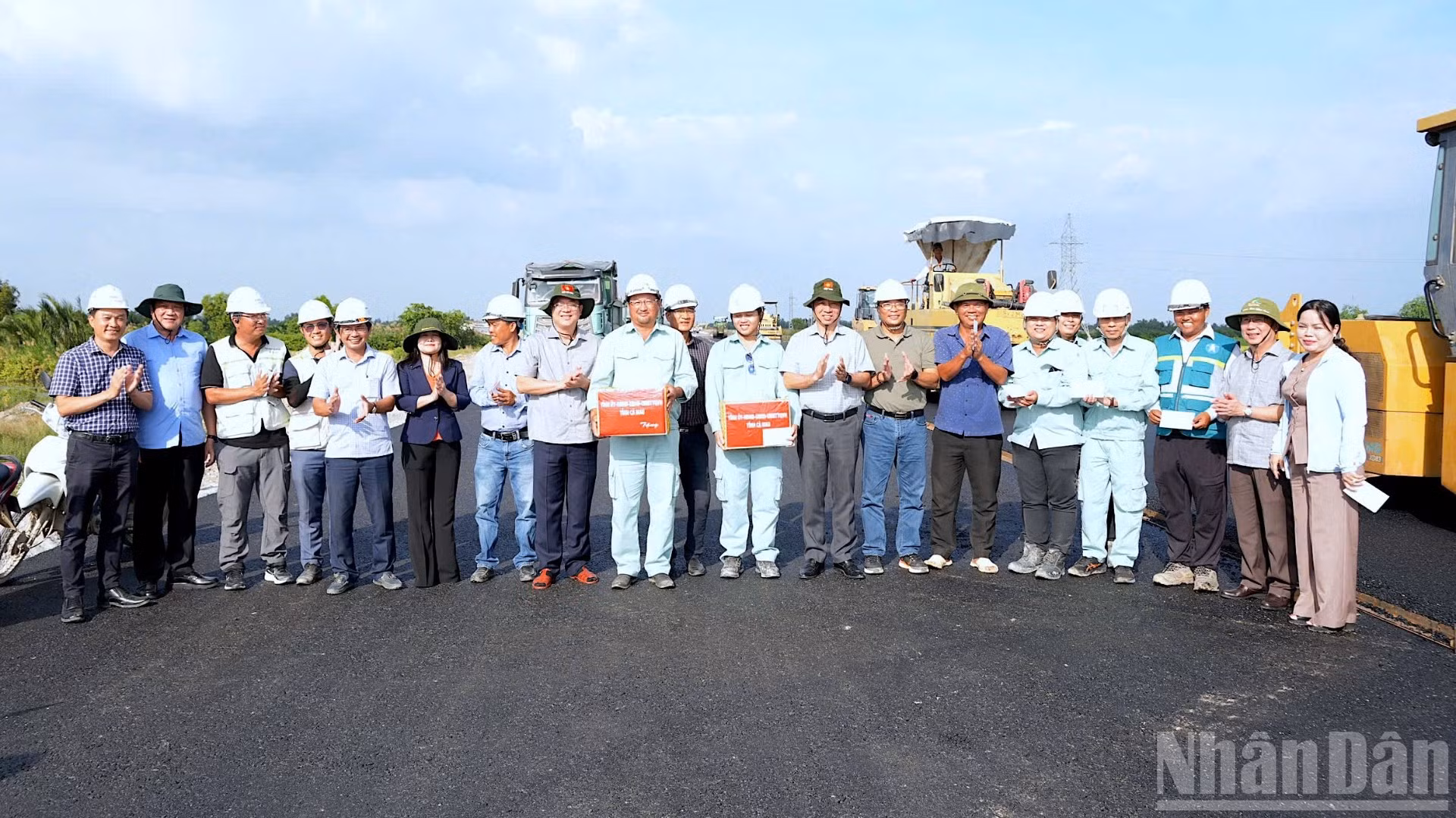 Bí thư Tỉnh ủy Nguyễn Hồ Hải và Chủ tịch Ủy ban nhân dân tỉnh Lữ Quang Ngời (cùng đội nón tai bèo có hình cờ Tổ quốc) tặng quà trên công trường cao tốc vào chiều 7/12.