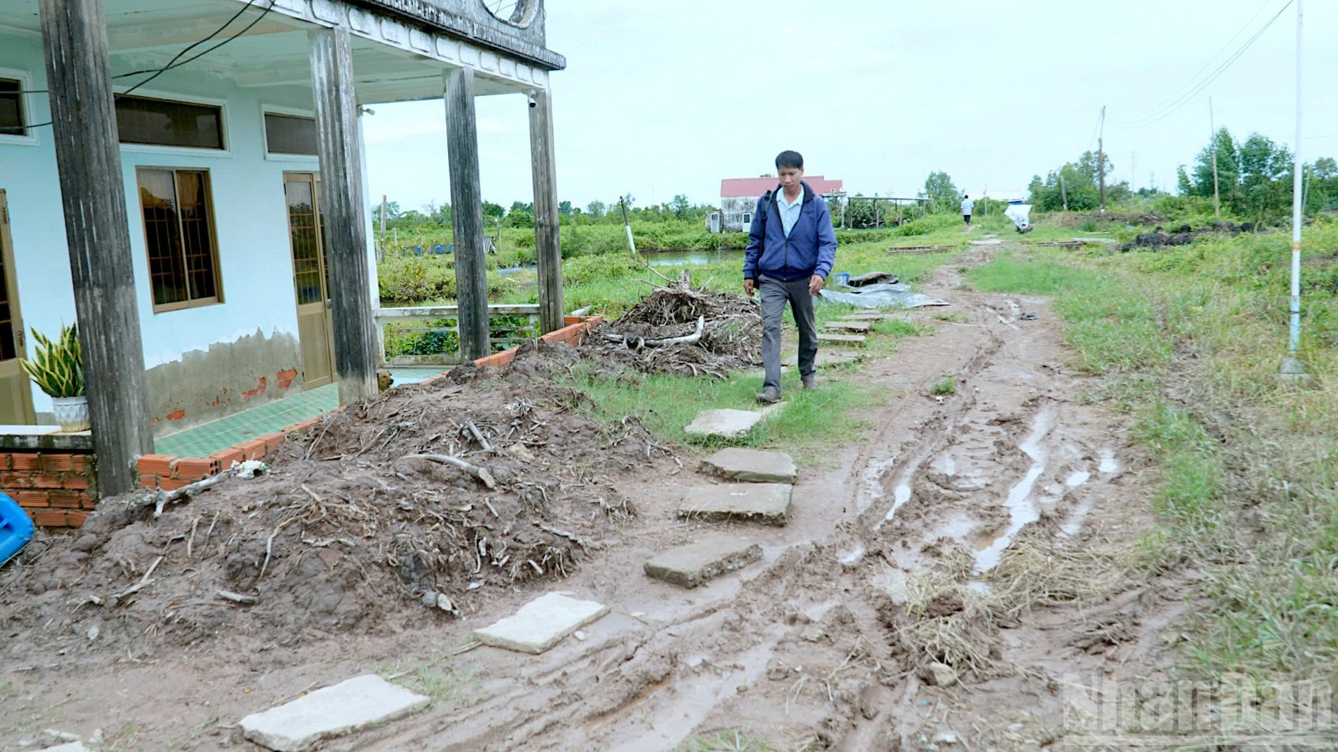 Sau những cơn mưa vội vã, người dân tuyến kênh Chà Là (xã Đất Mới) phải đi bộ trên con đường đất lầy lội. lo-nong-thon-12-316-7198.jpg