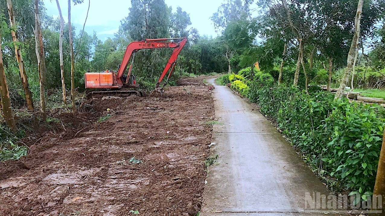 Chính quyền huyện Đầm Dơi cũ của tỉnh Cà Mau vận động nhân dân gia cố, cơi nới mặt bằng đất đen phục vụ mở lộ lộ nông thôn nhưng vẫn chừa lại con lộ cũ để người dân đi lại (ảnh chụp năm 2022). lo-nong-thon-1-9449-8265.jpg