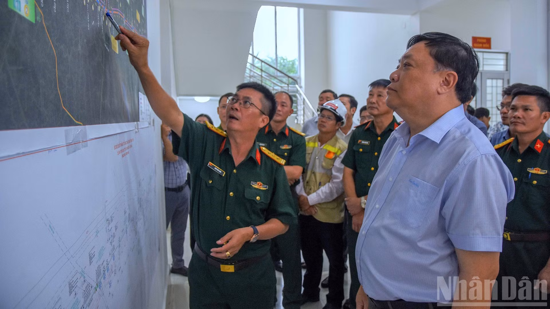 Chủ tịch Ủy ban nhân dân tỉnh Cà Mau Phạm Thành Ngại (áo sơ mi) nghe Ban điều hành Trường sơn 12 thông tin về tiến độ giải phóng mặt bằng dự án.