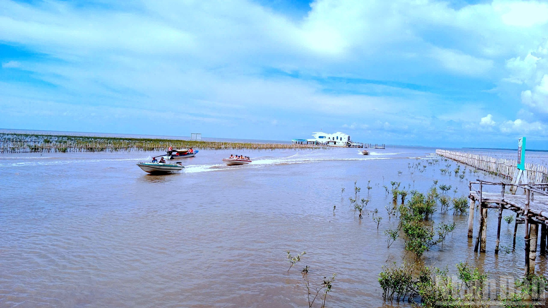 Cà Mau đang đẩy mạnh phát triển nhiều loại hình du lịch, trong đó có du lịch sinh thái cộng đồng, dựa vào sự tham gia tích cực của nhân dân. ndo_br_vi-dan-16-4928.jpg