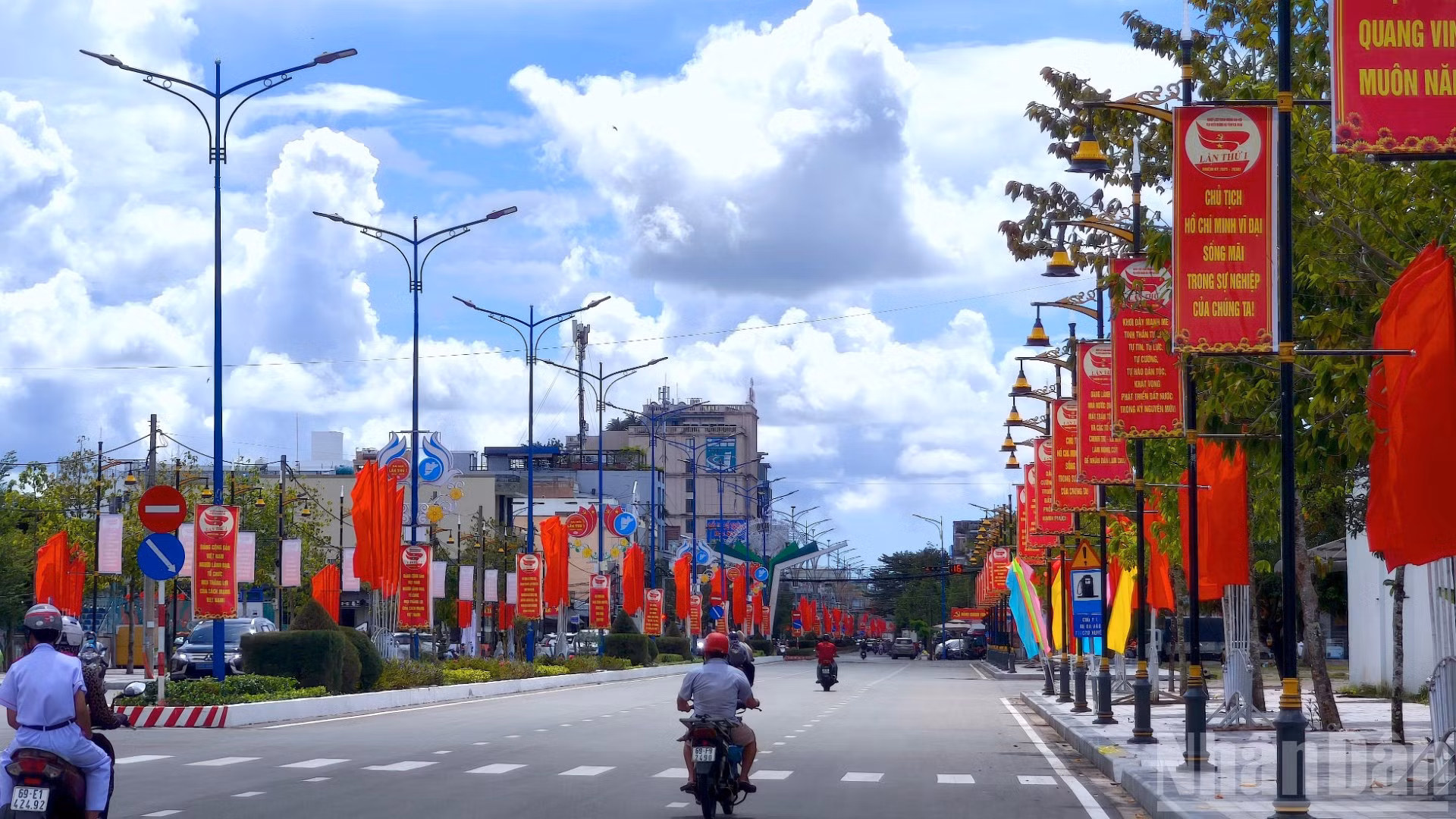 Khắp đường phố Cà Mau đỏ sắc cờ và các khẩu hiệu tuyên truyền về Đại hội đại biểu Đảng bộ tỉnh nhiệm kỳ 2025-2030.