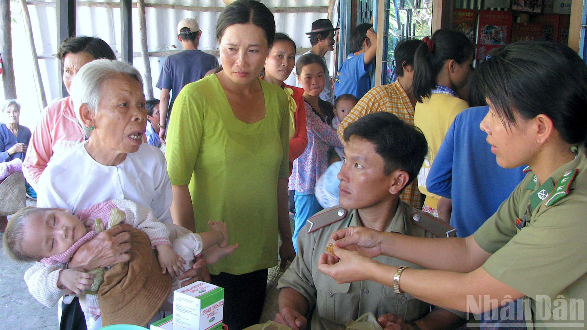 Quân y Cà Mau tham gia khám bệnh, cấp thuốc miễn phí cho người dân vùng nông thôn sông nước Cà Mau. ndo_br_vi-dan-13-7793.jpg