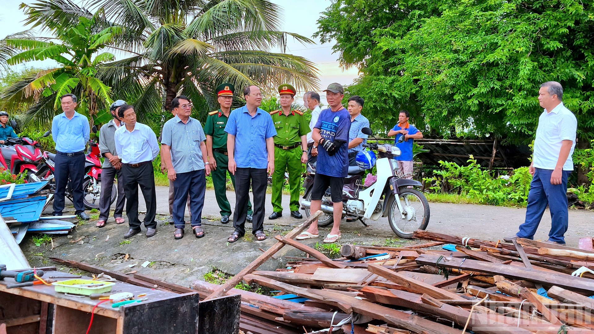 Bí thư Tỉnh ủy Cà Mau Nguyễn Hồ Hải (giữa, áo sơ mi xanh)có mặt kịp thời để thăm hỏi, động viên người dân vùng nông thôn xã Hồng Dân bị ảnh hưởng bởi dông lốc. ndo_br_vi-dan-11-3794.jpg