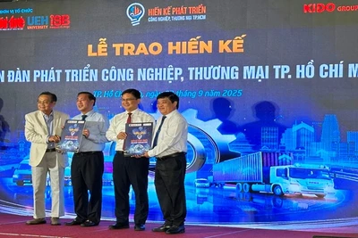 Ban tổ chức trao hiến kế đến lãnh đạo Ủy ban nhân dân Thành phố Hồ Chí Minh.