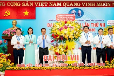 Đồng chí Nguyễn Văn Dũng, Thành ủy viên, Phó Chủ tịch Ủy ban nhân dân Thành phố (thứ ba, từ trái qua) tặng hoa chúc mừng Đại hội VII Tổng Công ty (Ảnh: SATRA)