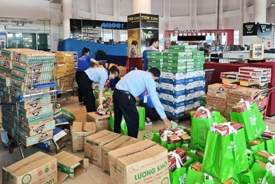 Siêu thị Co.opmart Quảng Bình phối hợp cơ quan chức năng địa phương hỗ trợ hàng hóa thiết yếu đến người dân bị ảnh hưởng bão lũ.