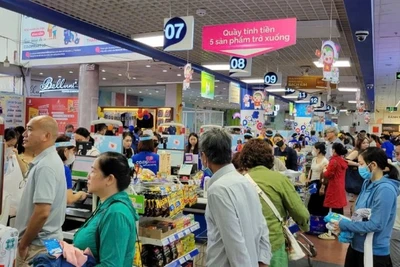 Người dân mua sắm thực phẩm tươi sống tại một siêu thị Co.opmart ở miền trung trong ngày 5/11.