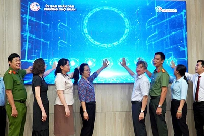 Lãnh đạo Ủy ban nhân dân phường Chợ Quán và đại diện GTel bấm nút chính thức vận hành các thiết bị ứng dụng AI tại phường.