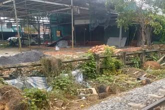 Hiện trạng công trình vi phạm hành lang an toàn đường sắt tại phường Linh Đông.