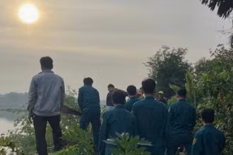 Lực lượng dân quân tự vệ có mặt từ rạng sáng hỗ trợ di dời người dân ra khỏi vùng sạt lở.