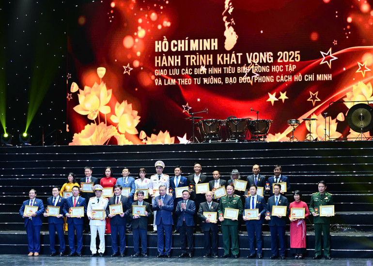 Tổng Bí thư Tô Lâm và đồng chí Trần Cẩm Tú chụp ảnh cùng các điển hình tiêu biểu. (Ảnh: BẢO LONG)