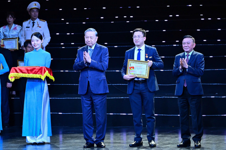 Tổng Bí thư Tô Lâm trao chứng nhận cho các điển hình tiêu biểu. (Ảnh: BẢO LONG)
