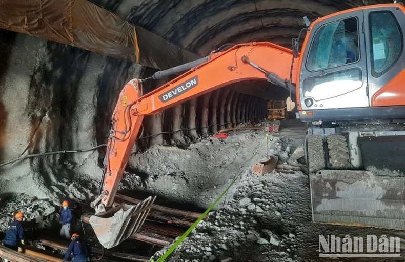 Thi công hầm đường bộ thuộc dự án đường cao tốc bắc-nam giai đoạn II.