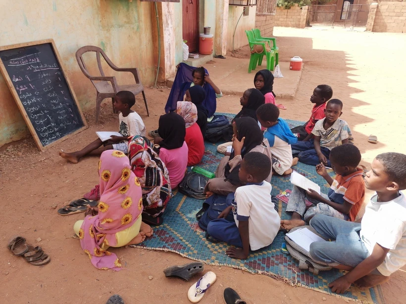 Trẻ em tại một lớp học ở Omdurman, Sudan. (Ảnh: THX/TTXVN)