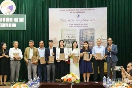 Trao tặng ấn phẩm đến các đại biểu tại lễ ra mắt.