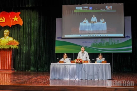 Các đại biểu chủ trì hội nghị tập huấn, hướng dẫn nghiệp vụ.