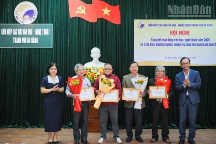 Lãnh đạo Liên hiệp các Hội Văn học-Nghệ thuật thành phố Đà Nẵng trao tặng Giấy khen cho các tập thể, cá nhân.