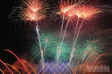 Màn trình diễn trong mưa của đội Hàn Quốc.