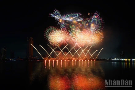 Phần trình diễn của đội Z121 Vina Pyrotech (Việt Nam 2) trong đêm thứ hai DIFF 2025.