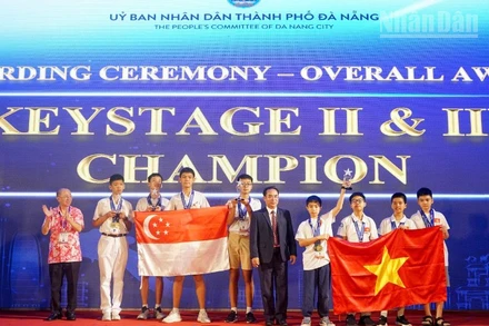 Ban Tổ chức trao giải Vô địch toàn đoàn cho Việt Nam và Singapore.