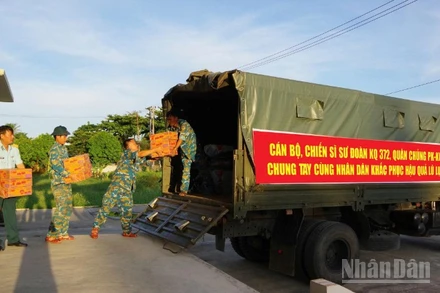 Đà Nẵng Cán Bộ, Chiến Sĩ Sư Đoàn Không Quân 372 Vận Chuyển Hàng Hóa Lên Xe Để Gửi Đến Đồng Bào Miền Bắc Bị Ảnh Hưởng Bởi Mưa Lũ.
