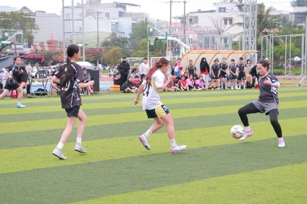 Các đội bóng nữ tranh tài.