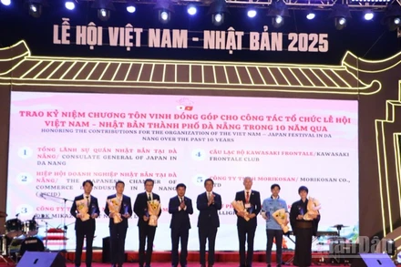 Chủ tịch Ủy ban nhân dân thành phố Đà Nẵng Lương Nguyễn Minh Triết và Đại sứ Ito Naoki trao kỷ niệm chương cho các cá nhân, tổ chức.