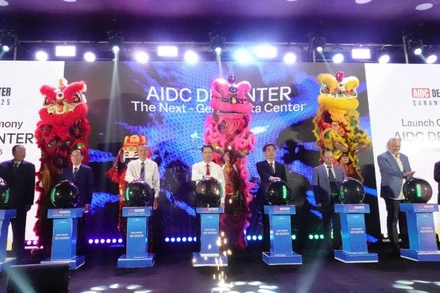 Các đại biểu thực hiện nghi thức khởi động dự án.