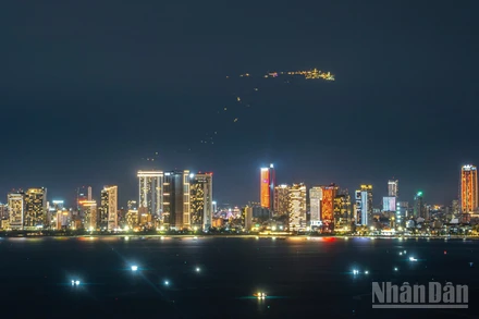 Thành phố Đà Nẵng về đêm nhìn từ phía biển. (Ảnh: PHAN HẢI TÙNG LÂM)