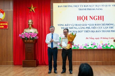 Đại diện Ban Tổ chức trao giải cho tập thể có nhiều bài dự thi chất lượng.