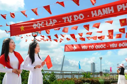 Người dân Đà Nẵng nô nức ra đường ăn mừng Tết Độc lập.