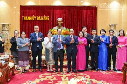 Các đại biểu chụp hình lưu niệm.