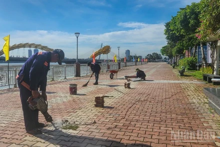 Ghi nhận sáng 22/9, nhà thầu quản lý đã sửa chữa một số hư hỏng trên tuyến vỉa hè đường Bạch Đằng.