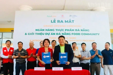 Đại diện Hội Chữ thập đỏ thành phố Đà Nẵng và Food Bank ký kết chương trình hợp tác.