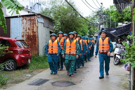 Lực lượng dân quân tự vệ Ban Chỉ huy Quân sự phường Thanh Khê (thành phố Đà Nẵng) ra quân giúp người dân khu vực Khe Cạn phòng, chống bão số 12.