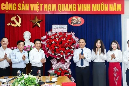 Phó Bí thư Thường trực Thành ủy Nguyễn Đình Vĩnh thay mặt Thành ủy, Hội đồng nhân dân, Ủy ban nhân dân, Ủy ban Mặt trận Tổ quốc Việt Nam thành phố Đà Nẵng tặng hoa chúc mừng.